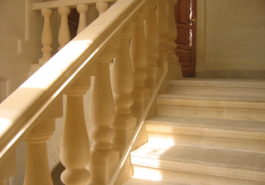 Внутренняя лестница со ступенями из РК и карнизного подступенника из ПС