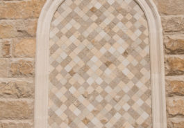Мозаичное панно в карнизной арке